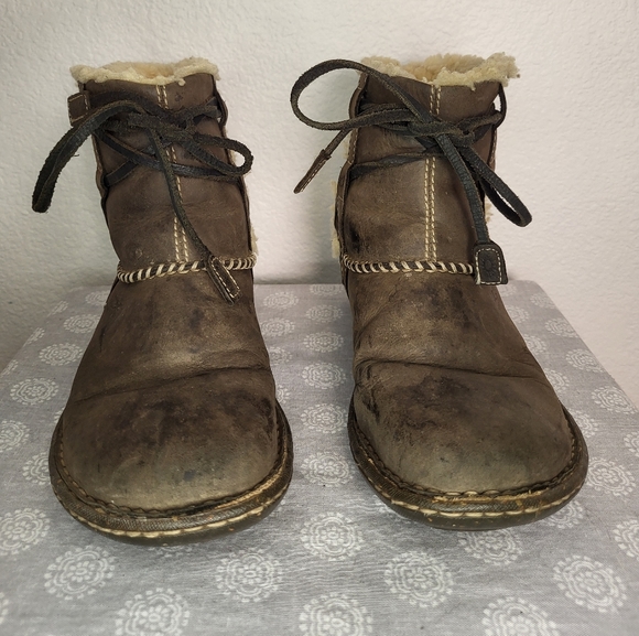 UGG Cove Women's Boots size US 7 EUR 38 Sheepskin Linned - Picture 2 of 10